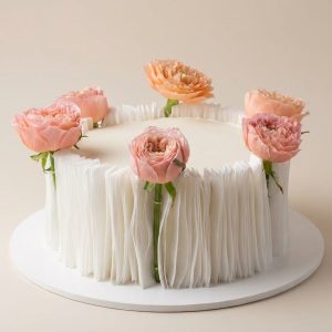 Трендовый торт из вафельной бумаги и живых цветов