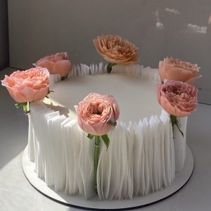 Трендовый  торт из вафельной бумаги и живых цветов