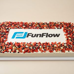 Корпоративный торт со свежими ягодами