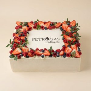 Торт на корпоратив с логотипом и свежими ягодами