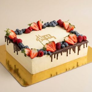 Торт черный лес со свежими ягодами и шоколадной поливкой