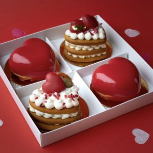 Набор ассорти пирожных 2 сердечка и 2 медовика