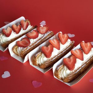 Набор эклеров с сырным кремом и свежей клубникой