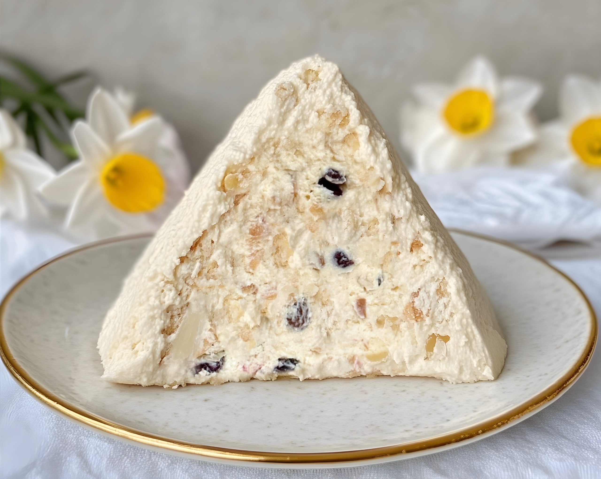 Творожная Пасха с клюквой, изюмом и миндалём — изображение 5