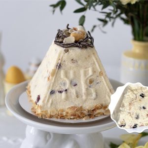Творожная Пасха с клюквой, изюмом и миндалём