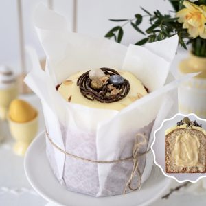 Большой кулич с клюквой, изюмом и ванильным кремом