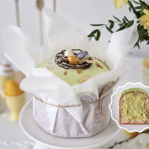 Большой кулич с клюквой, изюмом и фисташковым кремом