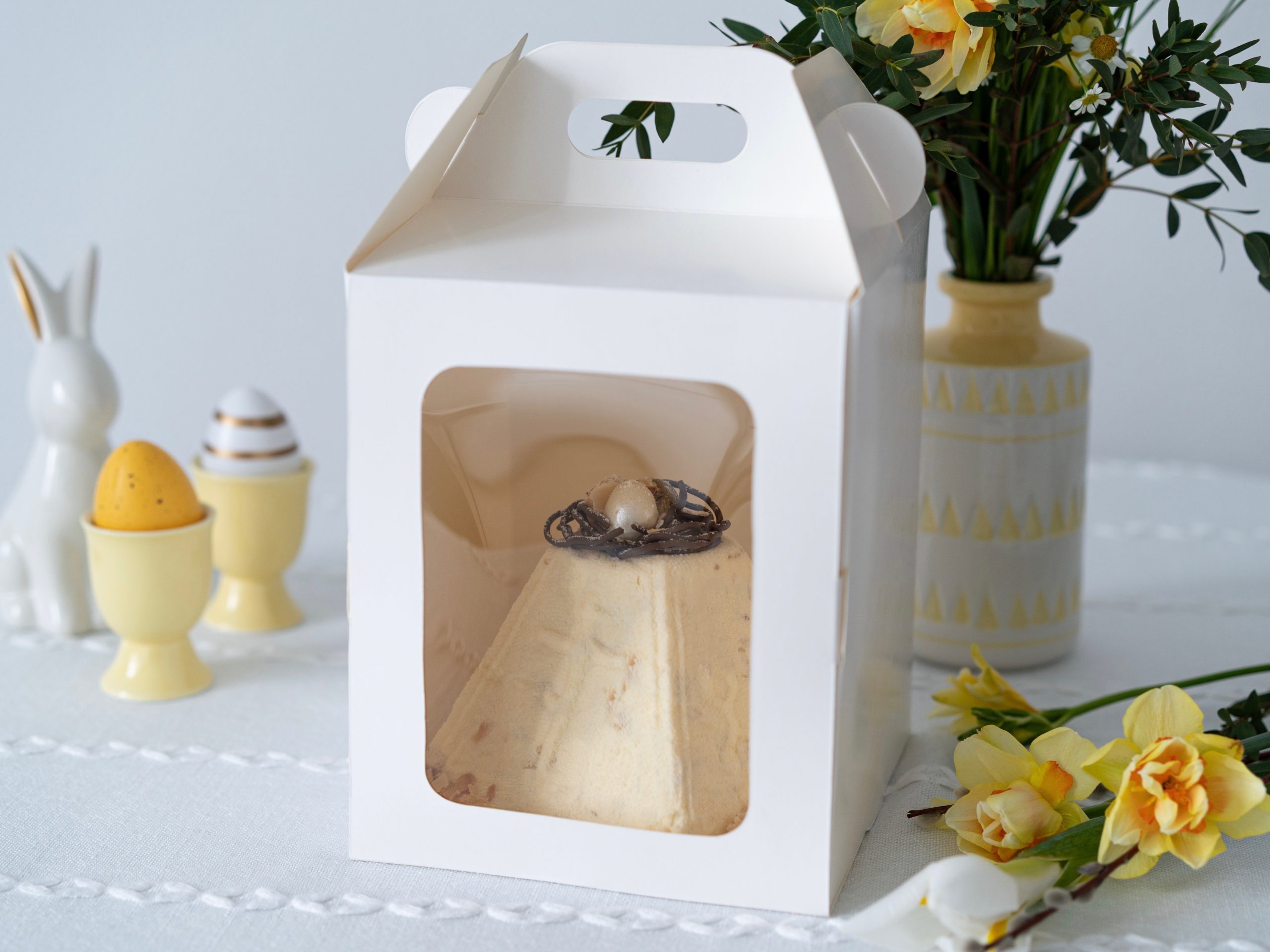 Творожная Пасха с клубничной начинкой и миндальными лепестками — изображение 2